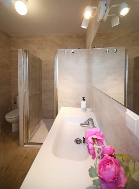 Apartment | Bathroom | Shower, towels