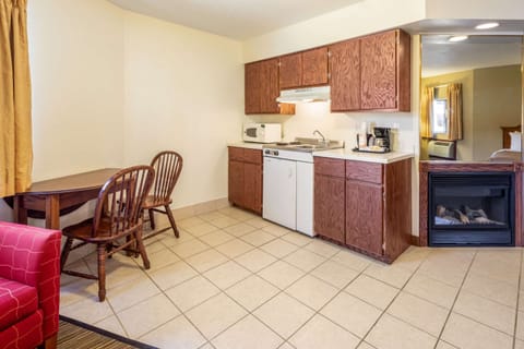 Suite, Multiple Beds, Non Smoking (Efficiency, Upgrade) | Private kitchenette | Mini-fridge, microwave