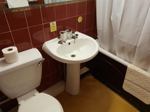 Combined shower/tub, free toiletries, hair dryer, towels