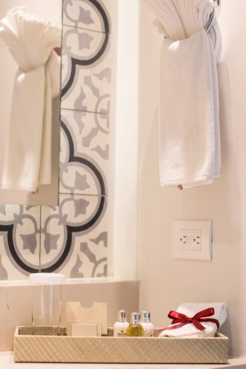 Junior Studio Suite | Bathroom | Shower, free toiletries, hair dryer, towels