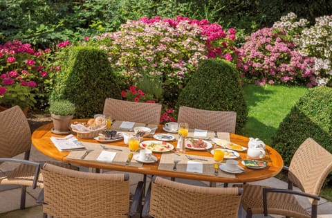 Daily buffet breakfast (EUR 21 per person)