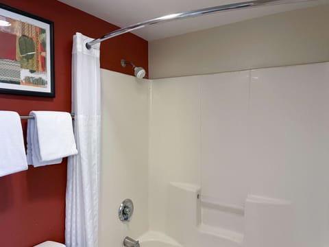 Combined shower/tub, hair dryer, towels