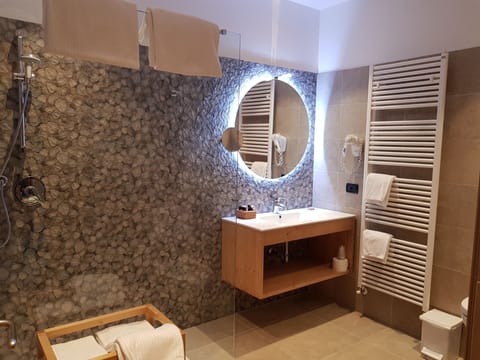 Family Room | Bathroom | Shower, hair dryer, bidet, towels