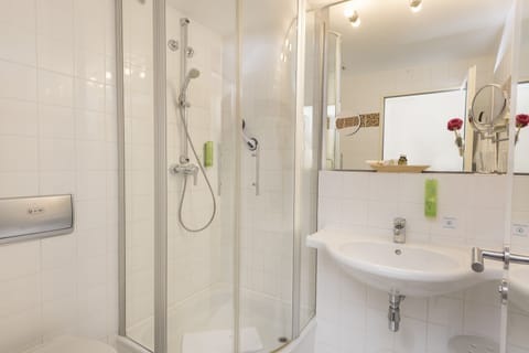 Family Room | Bathroom | Shower, free toiletries, hair dryer, towels