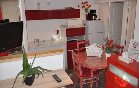 Apartment (2 pax) | Private kitchenette | Coffee/tea maker, electric kettle