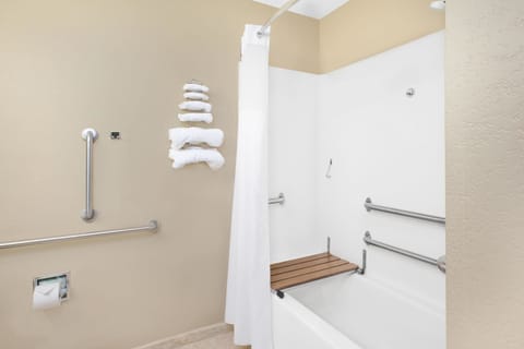 Combined shower/tub, free toiletries, hair dryer, towels