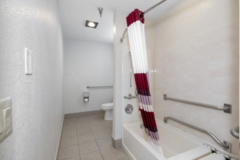 Combined shower/tub, free toiletries, hair dryer, towels