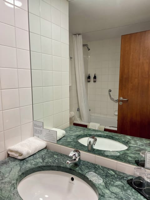 Combined shower/tub, free toiletries, hair dryer, towels