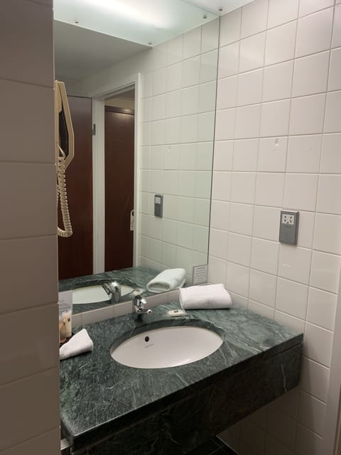 Combined shower/tub, free toiletries, hair dryer, towels