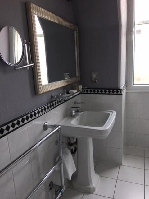 Combined shower/tub, free toiletries, hair dryer, towels