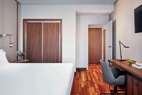 Standard Room | Minibar, in-room safe, desk, blackout drapes