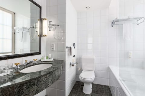 Superior Room | Bathroom | Shower, eco-friendly toiletries, hair dryer, towels