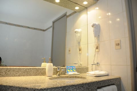 Shower, rainfall showerhead, free toiletries, hair dryer