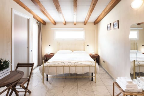 Classic Double Room | Minibar, individually decorated, desk, soundproofing