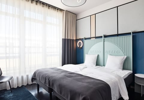 Hypo-allergenic bedding, in-room safe, desk, blackout drapes