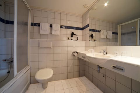 Superior Double Room | Bathroom | Hair dryer, heated floors, towels, soap