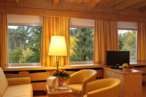 Family Suite, 1 Bedroom | Hypo-allergenic bedding, minibar, in-room safe, desk