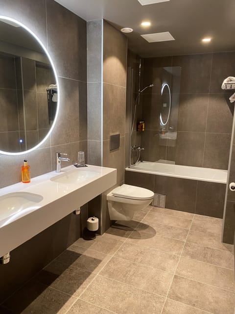 Suite | Bathroom | Free toiletries, hair dryer, towels