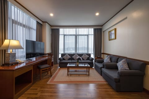 Executive Suite | 1 bedroom, hypo-allergenic bedding, in-room safe, individually decorated