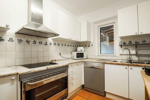 House, 1 Bedroom (5) | Private kitchen | Fridge, microwave, oven, stovetop