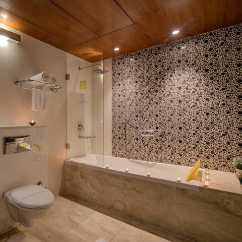 Presidential Suite | Bathroom | Free toiletries, hair dryer, bathrobes, slippers