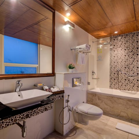 Presidential Suite | Bathroom | Free toiletries, hair dryer, bathrobes, slippers