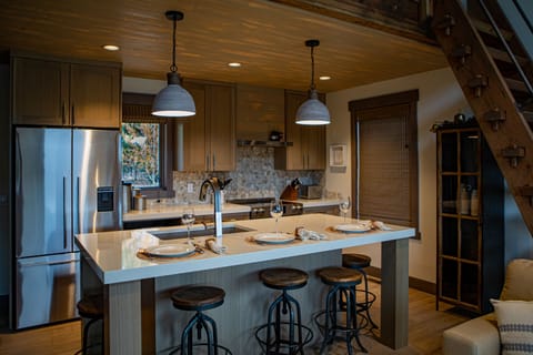 Cottage 1311 | Private kitchen | Coffee/tea maker, ice maker, paper towels