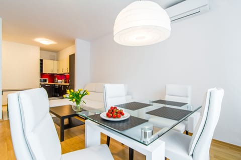 Superior Apartment, 1 Bedroom | In-room dining