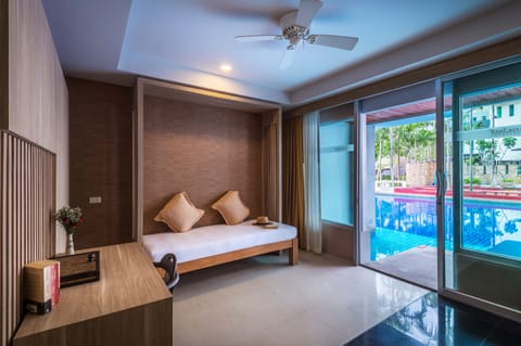 Deluxe Room, Pool Access | Living area | 32-inch LED TV with satellite channels