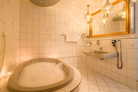 Honeymoon Suite | Bathroom | Free toiletries, hair dryer, towels, soap