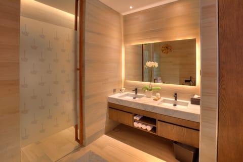 Beachfront Suites | Bathroom amenities | Shower, hair dryer, towels