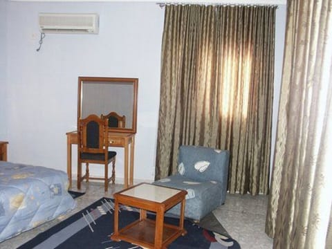 Single Room | Living area | Flat-screen TV