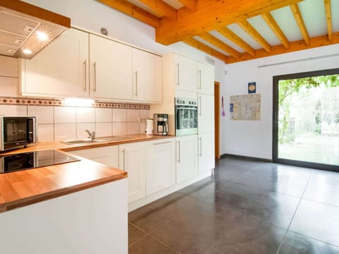 Cottage | Private kitchen | Highchair