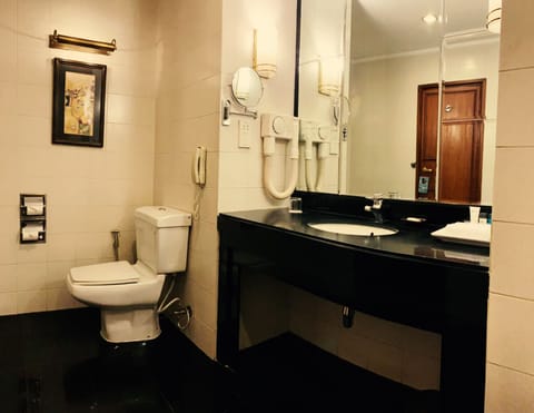 Business Room (Business Class) | Bathroom | Combined shower/tub, deep soaking tub, eco-friendly toiletries