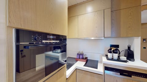 Junior Suite | Private kitchenette | Coffee/tea maker, electric kettle