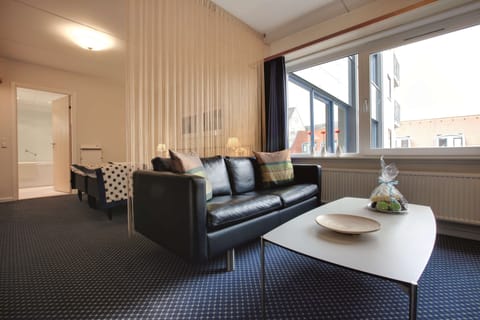 Suite, 1 Bedroom | Hypo-allergenic bedding, minibar, in-room safe, desk