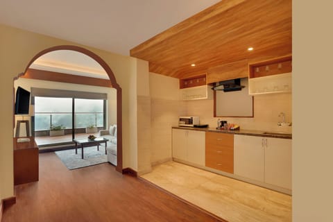 Executive Suite with Balcony and Valley | Private kitchen