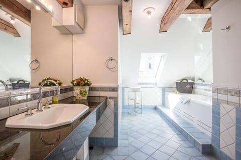 Deluxe Suite | Bathroom | Free toiletries, hair dryer, bathrobes, slippers