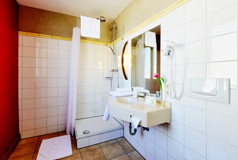 Standard Single Room | Bathroom | Free toiletries, hair dryer, towels, soap