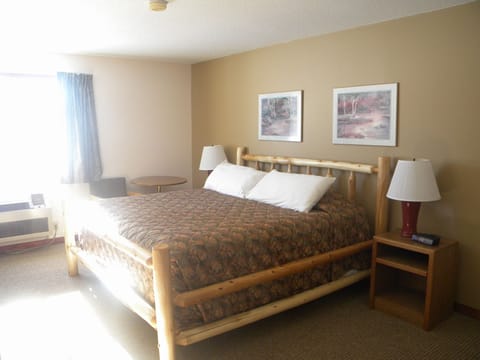 Suite, 1 King Bed (Whirlpool) | Desk, blackout drapes, soundproofing, iron/ironing board