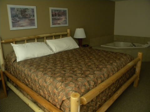 Suite, 1 King Bed (Whirlpool) | Desk, blackout drapes, soundproofing, iron/ironing board