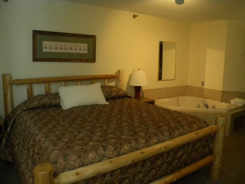 Suite, 1 King Bed (Whirlpool) | Desk, blackout drapes, soundproofing, iron/ironing board