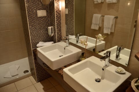 Suite, 1 Bedroom, Non Smoking | Bathroom | Free toiletries, hair dryer, bathrobes, towels