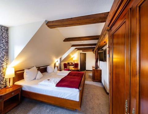 Junior Suite, 1 Double Bed (Cozy Sitting Corner) | Hypo-allergenic bedding, in-room safe, soundproofing, rollaway beds