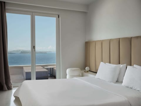 Classic Suite with Hot tub | Egyptian cotton sheets, premium bedding, Tempur-Pedic beds, minibar