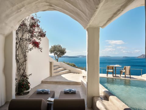Prestige Suite with Infinity Pool and Hot Tub | Outdoor dining | Breakfast, lunch and dinner served