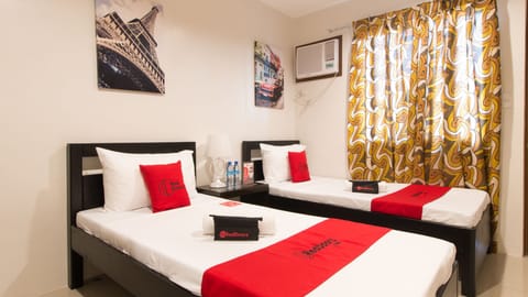 Twin Room | Desk, free WiFi, bed sheets