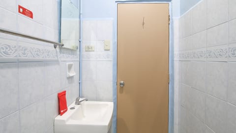 Double Room (Reddoorz) | Bathroom sink