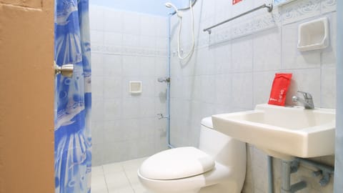 Double Room (Reddoorz) | Bathroom | Shower, free toiletries, towels