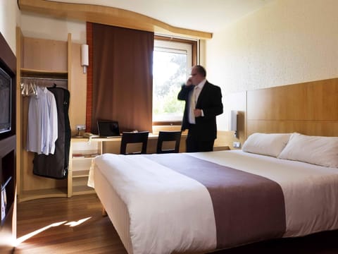 Standard Room, 1 Double Bed | Desk, blackout drapes, iron/ironing board, free cribs/infant beds